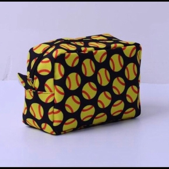 Lot of 4 softball items. tote, messenger, cosmetic bag & hooded blanket - Picture 3 of 6